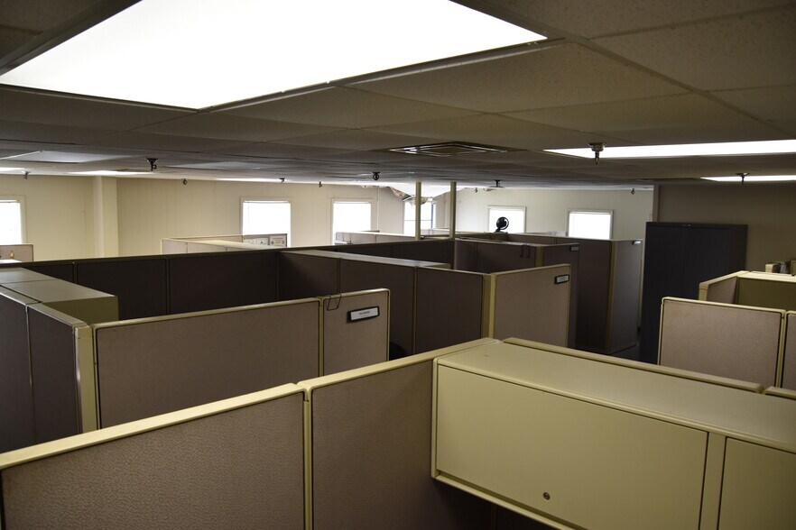 More Photos Of 2921 E 290 Rd, Grove Manufacturing For Lease