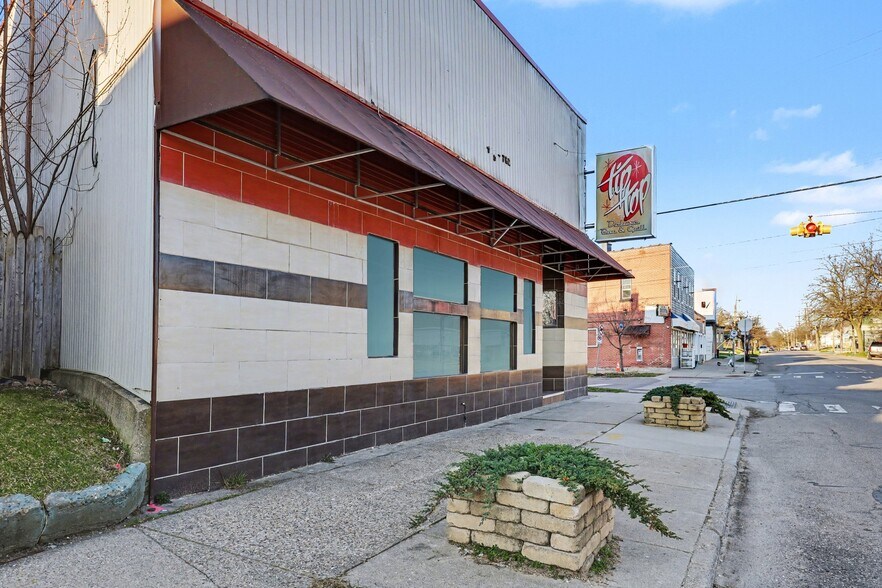 Primary Photo Of 760 Butterworth St SW, Grand Rapids Restaurant For Sale