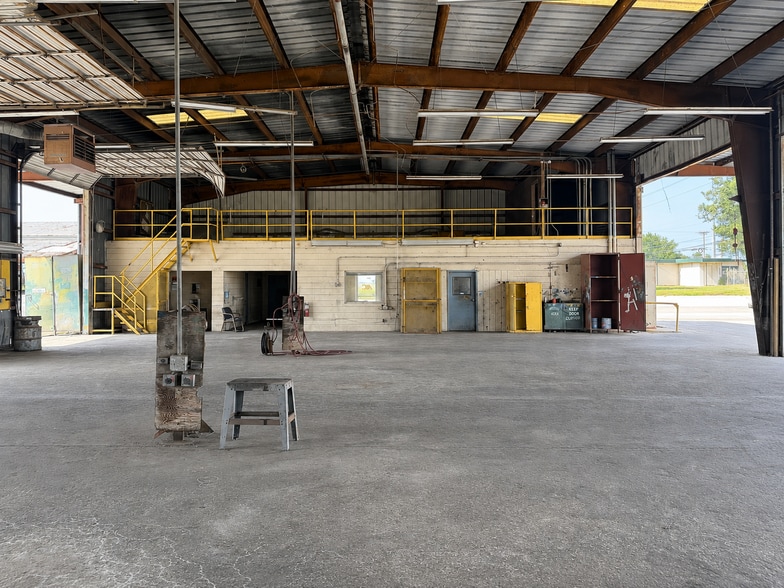 More Photos Of 100 Thornhill Rd, Auburndale Manufacturing For Lease