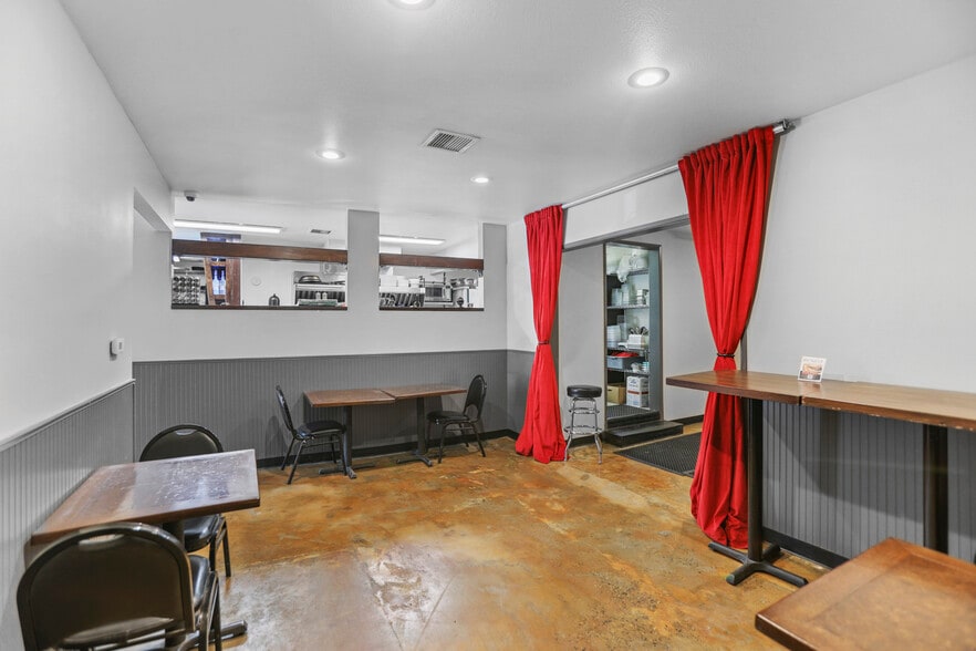 More Photos Of 31815 E Historic Columbia RI Hwy, Troutdale Convenience Store For Sale