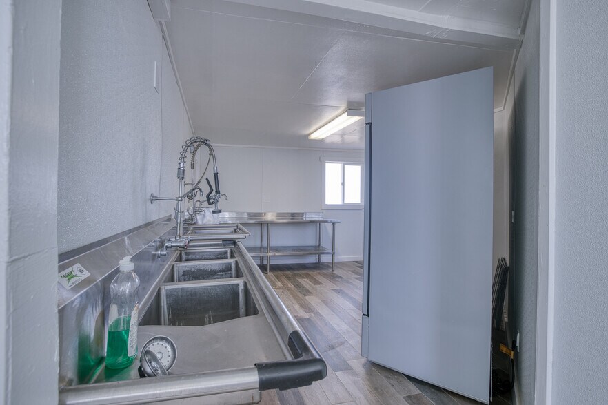 More Photos Of 40 Main St, Pacific Beach Flex For Sale