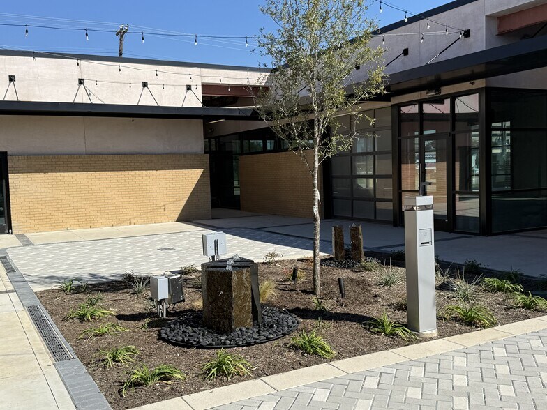 More Photos Of 1937 Irving Blvd, Dallas Showroom For Lease