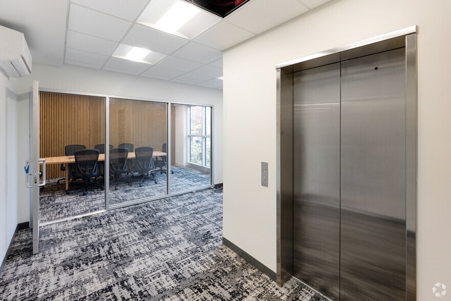 More Photos Of 1051 Franklin Ave, Garden City Office For Sale