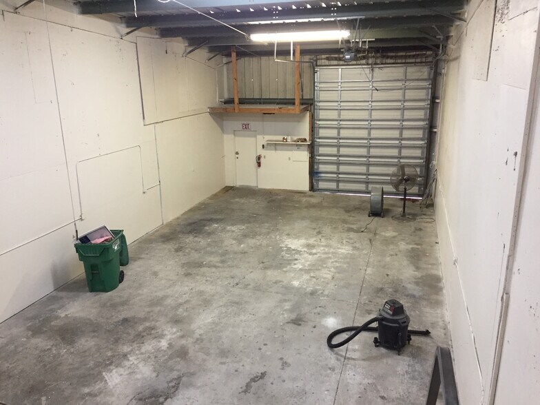 More Photos Of 23375 Janice Ave, Port Charlotte Warehouse For Lease