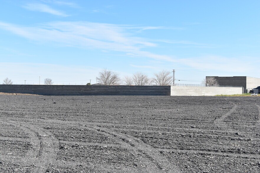 More Photos Of 42440 7th Street East, Lancaster Land For Lease