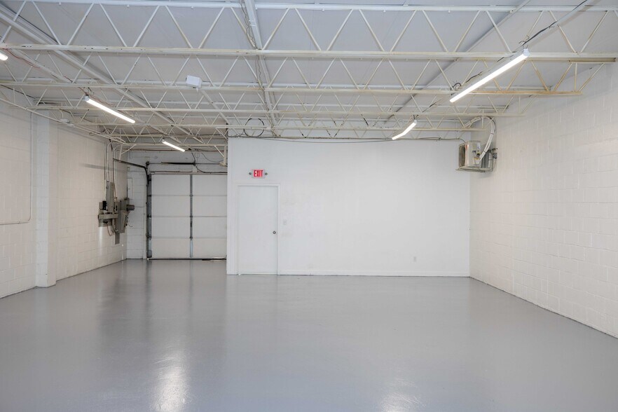 More Photos Of 86 Rome St, Farmingdale Warehouse For Lease