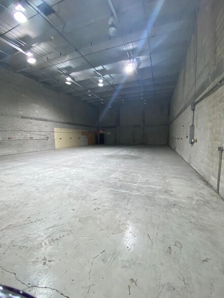 More Photos Of 2300-2350 NW 102nd Pl, Doral Warehouse For Lease