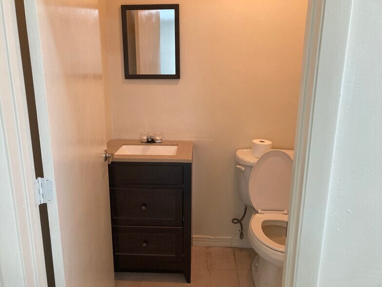 More Photos Of 850 NW 1st Ave, Boca Raton Showroom For Lease