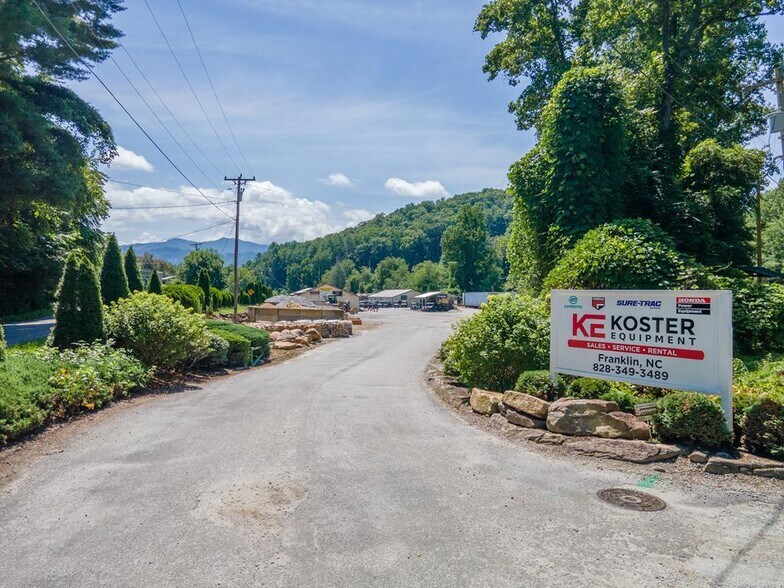 More Photos Of 424 Terrell Rd, Franklin Showroom For Sale