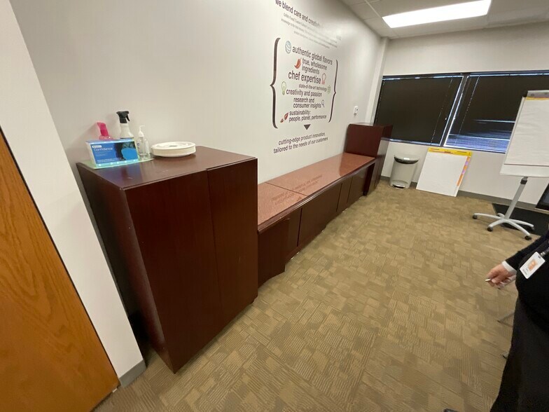 More Photos Of 2505 S Finley Rd, Lombard Office For Lease