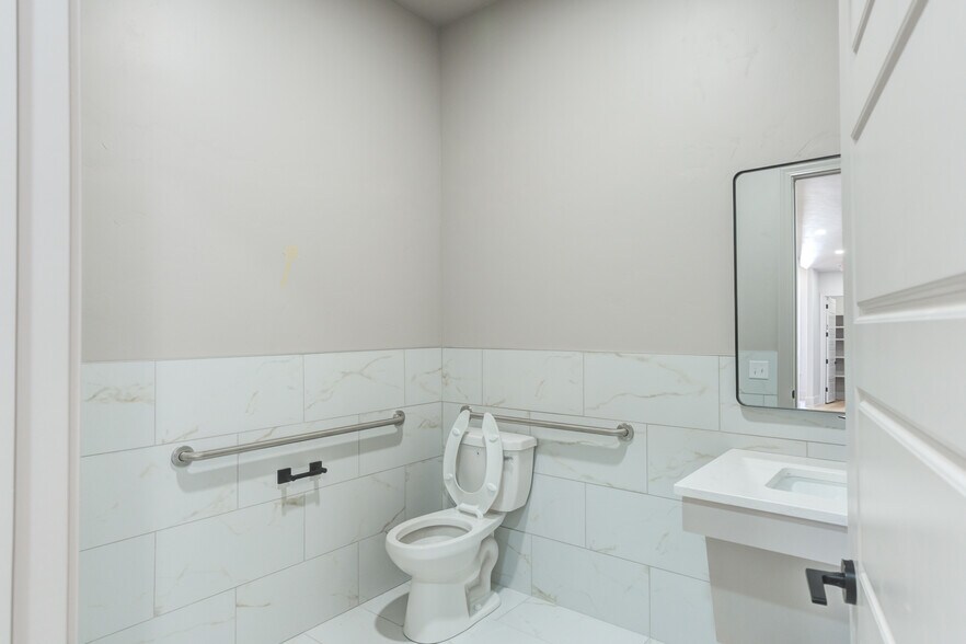 More Photos Of 1418 N Slide Rd, Lubbock Medical For Sale