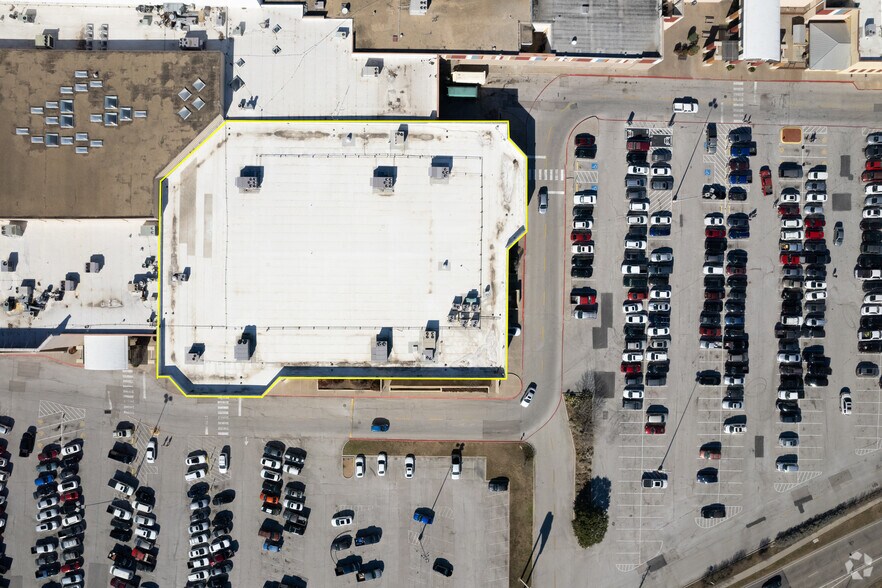 More Photos Of 3602 W Airport Fwy, Irving Department Store For Sale