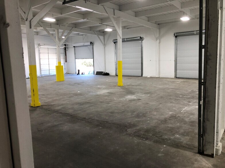 More Photos Of 10400 N Burgard Way, Portland Warehouse For Lease