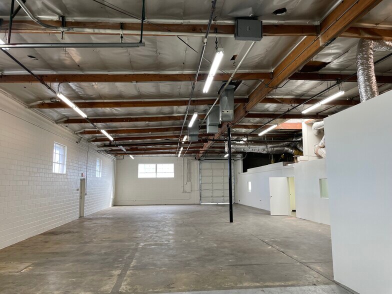 More Photos Of 11070 Fleetwood St, Sun Valley Warehouse For Lease