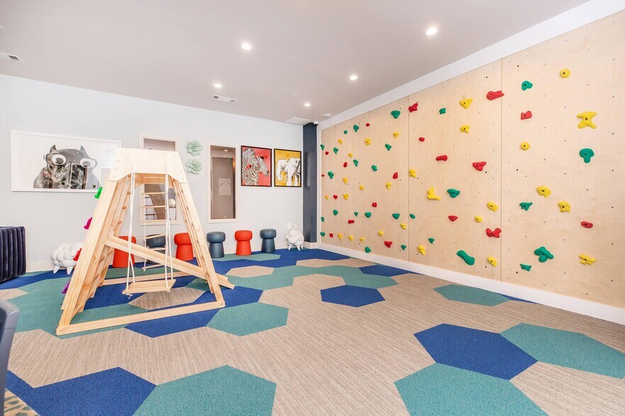 More Photos Of 515 West Ave, Norwalk Unknown For Lease