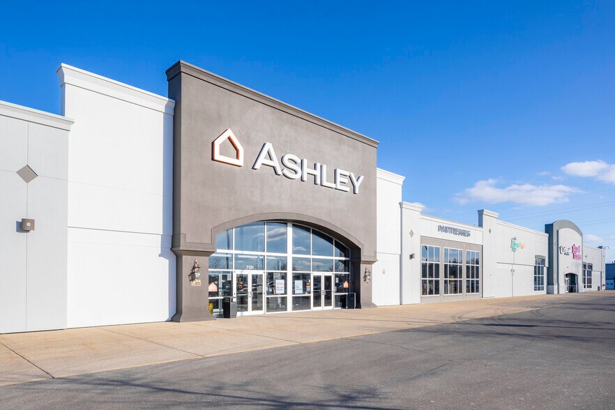 More Photos Of 7143 E State St, Rockford Freestanding For Sale