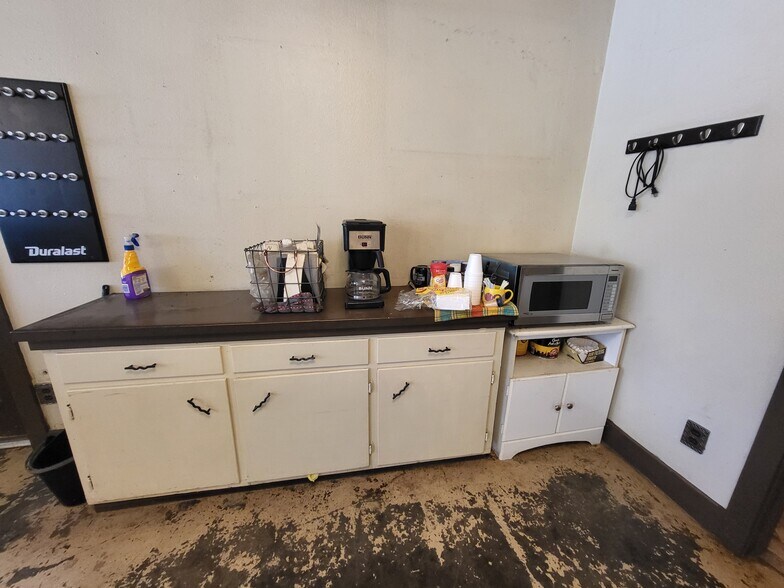 More Photos Of 569 W Valley St, Granby Auto Repair For Lease