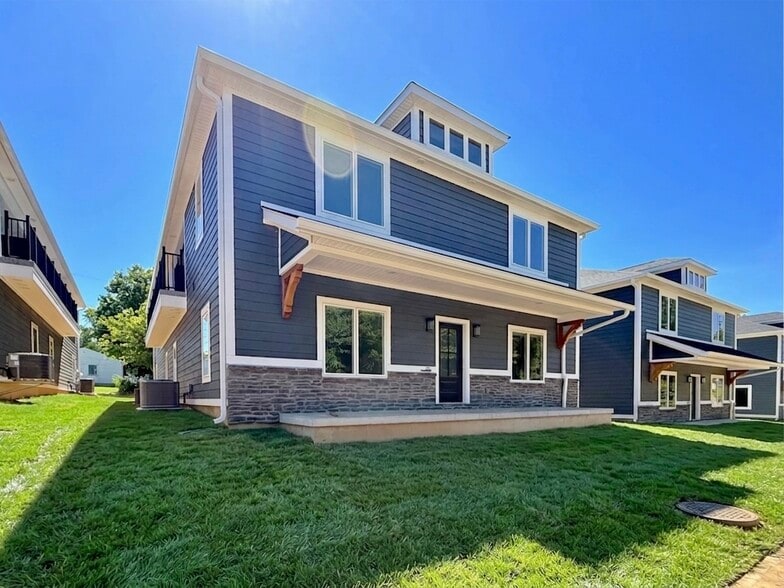 More Photos Of 326 N Jefferson St, Bloomington Apartments For Sale