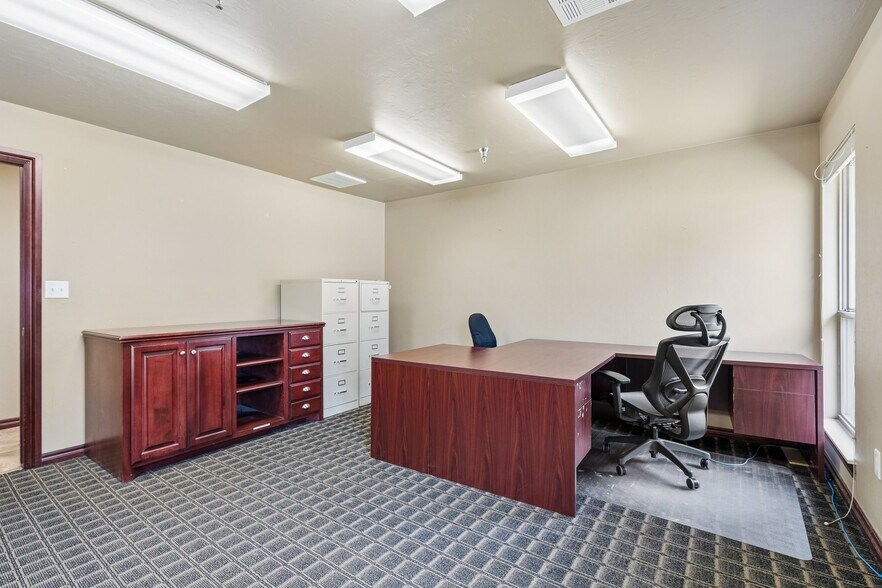 More Photos Of 2933 S Bryant Ave, Edmond Office For Sale