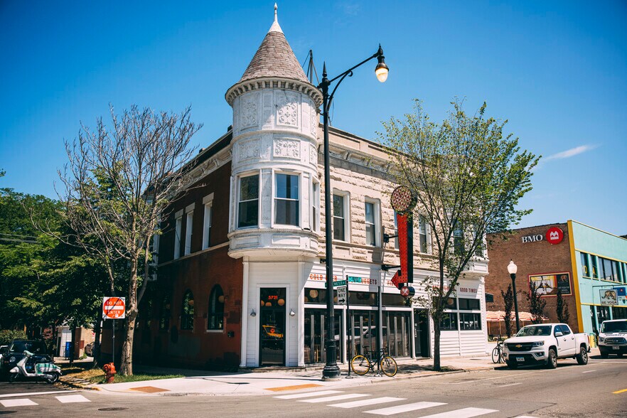 Primary Photo Of 5721 N Clark St, Chicago Storefront Retail Residential For Lease
