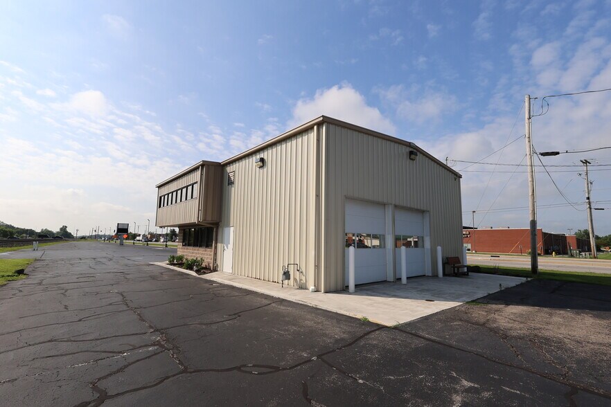 More Photos Of 23119 US Highway 33, Elkhart Storefront For Lease