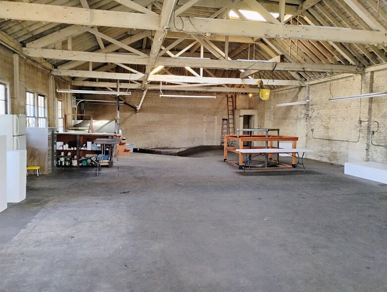 More Photos Of 1000-1010 E Burnside St, Portland Storefront For Sale