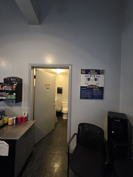 More Photos Of 6401 Thompson Rd, Syracuse Auto Repair For Lease
