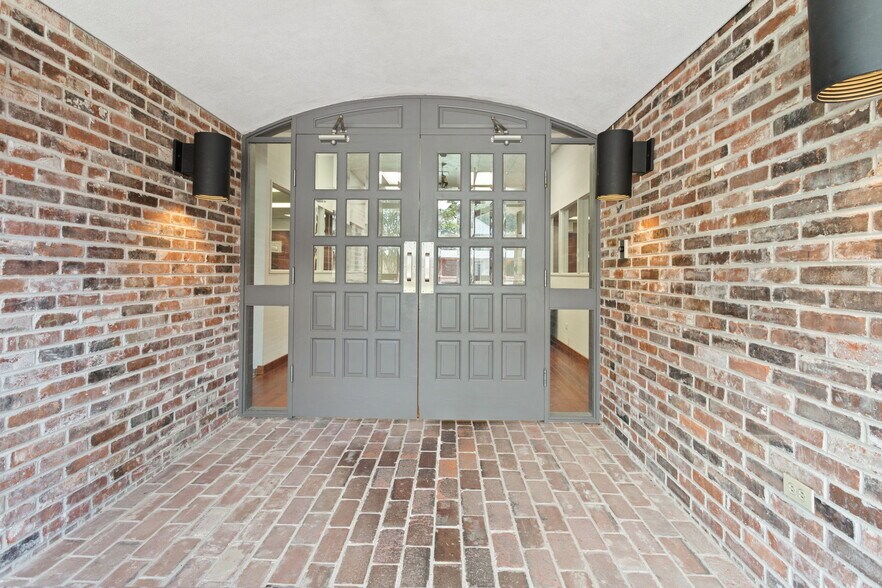 More Photos Of 2201 W Congress St, Lafayette Office For Sale