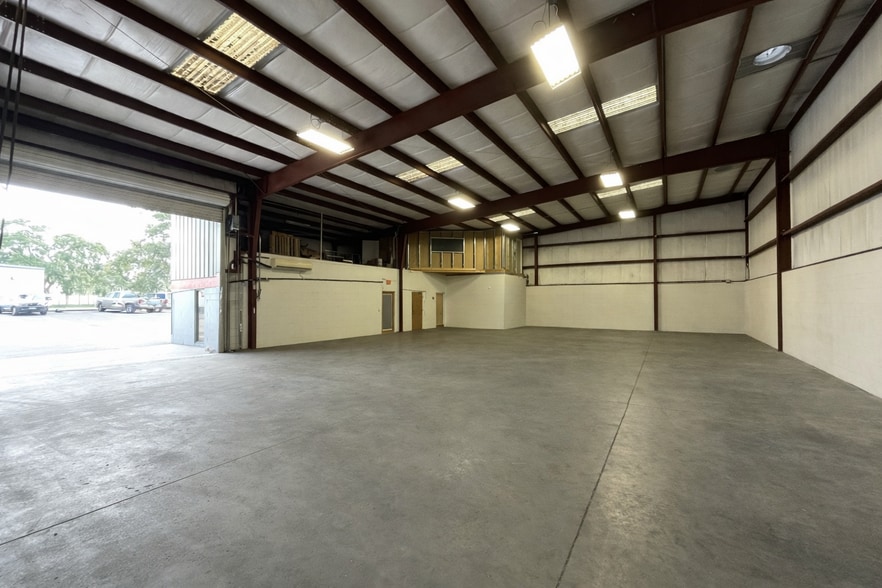 More Photos Of 2254-2256 Massaro Blvd, Tampa Warehouse For Lease