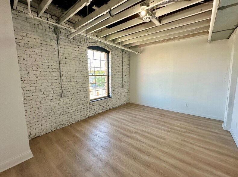 More Photos Of 1729 N 2nd St, Minneapolis Flex For Lease