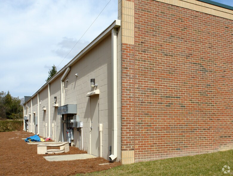 More Photos Of 905 McKnight Dr, Knightdale General Retail For Lease