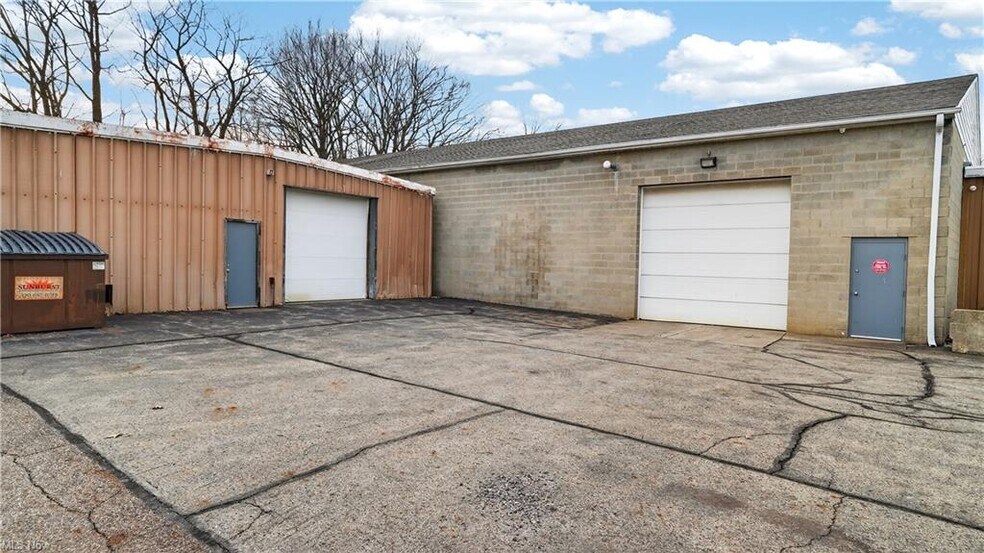 More Photos Of 3060 Gale Ave, Hubbard Warehouse For Sale