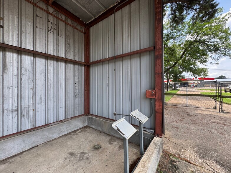 More Photos Of 1208 S Chestnut St, Lufkin Showroom For Sale