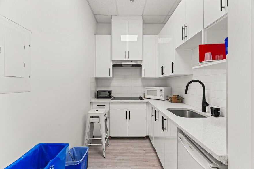 More Photos Of 10960 42 St NE, Calgary Storefront For Sale