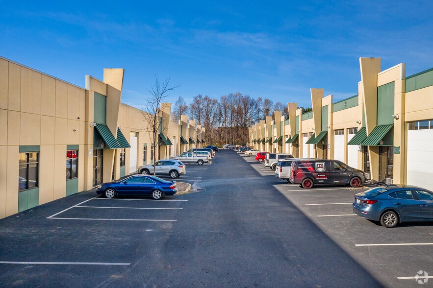 More Photos Of 658 Griffith Rd, Charlotte Warehouse For Lease