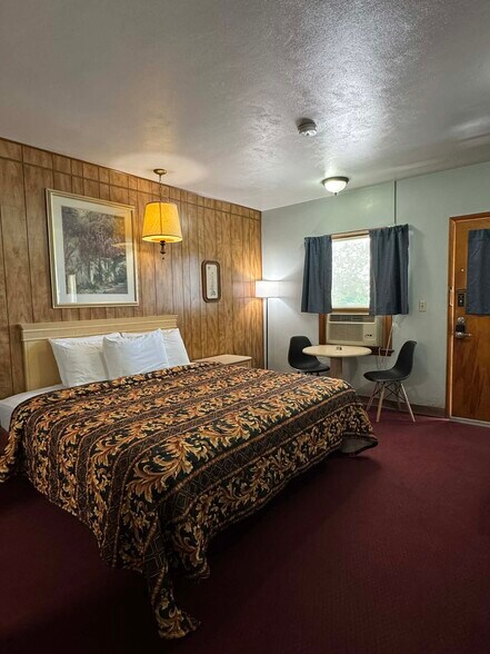 More Photos Of 606 W Holme St, Norton Hotel For Sale