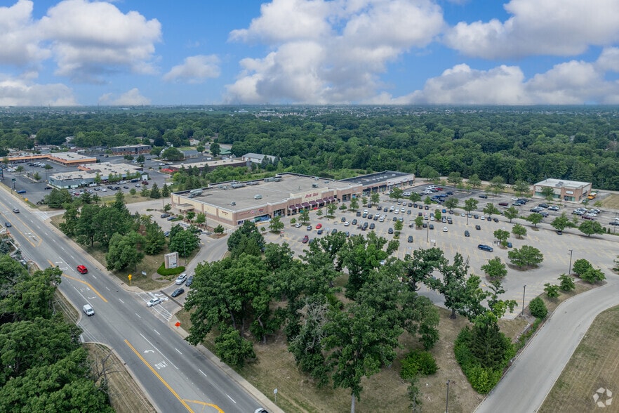 More Photos Of 209-225 Brook Forest Ave, Shorewood General Retail For Lease