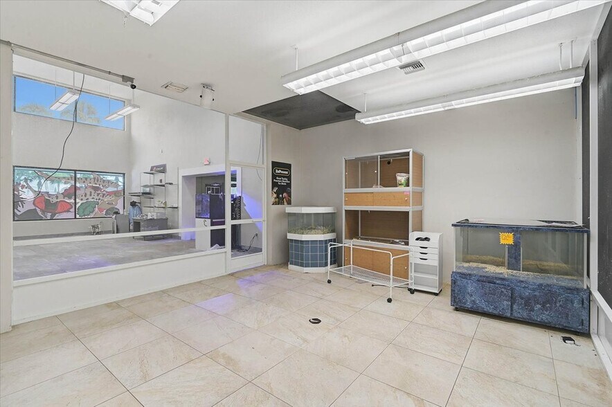 More Photos Of 2160 Gulf Gate Dr, Sarasota Storefront For Sale