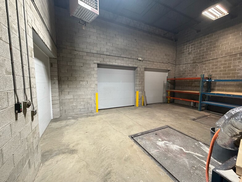 More Photos Of 210 Mittel Dr, Wood Dale Warehouse For Lease