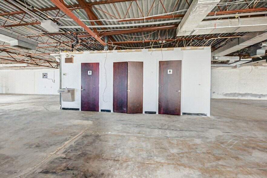 More Photos Of 20 Willow Springs Cir, York Warehouse For Lease