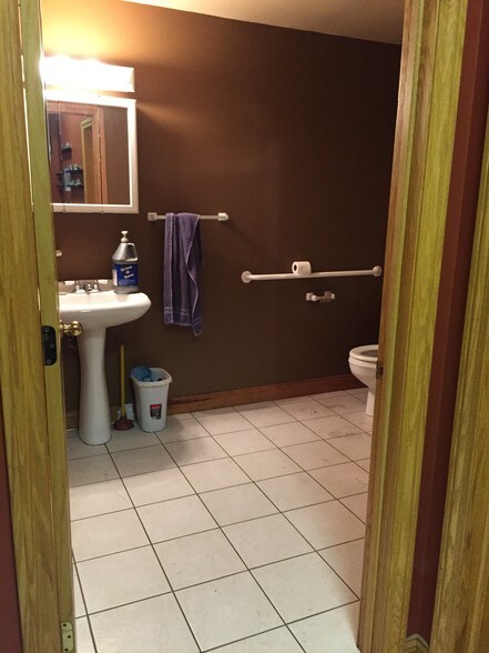 More Photos Of 34 Stonehill Rd, Oswego Warehouse For Lease