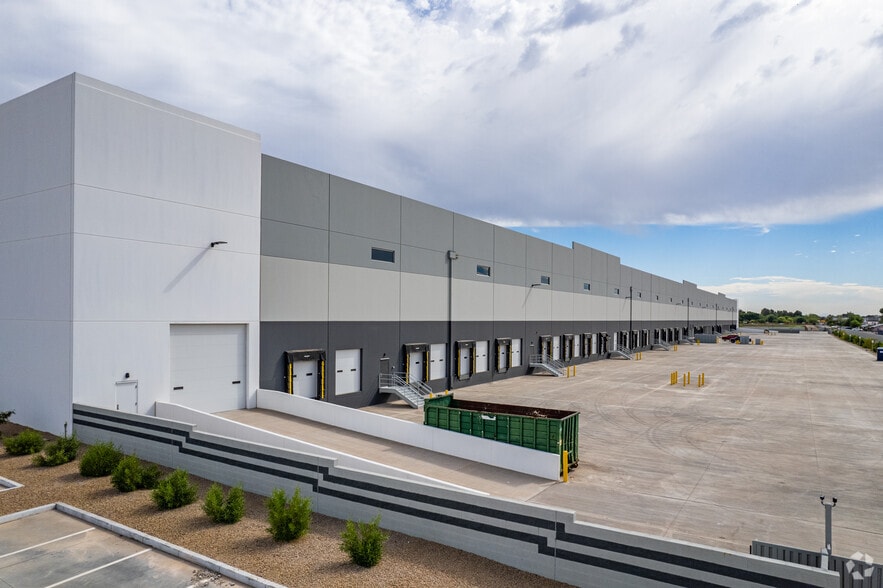More Photos Of 9400 W Latham St, Tolleson Warehouse For Lease