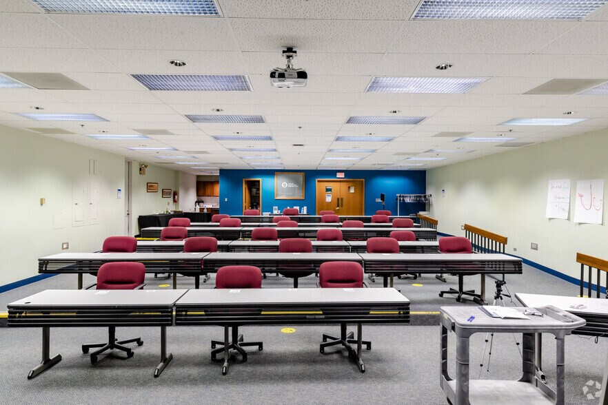 More Photos Of 2000 S Batavia Ave, Geneva Office For Lease