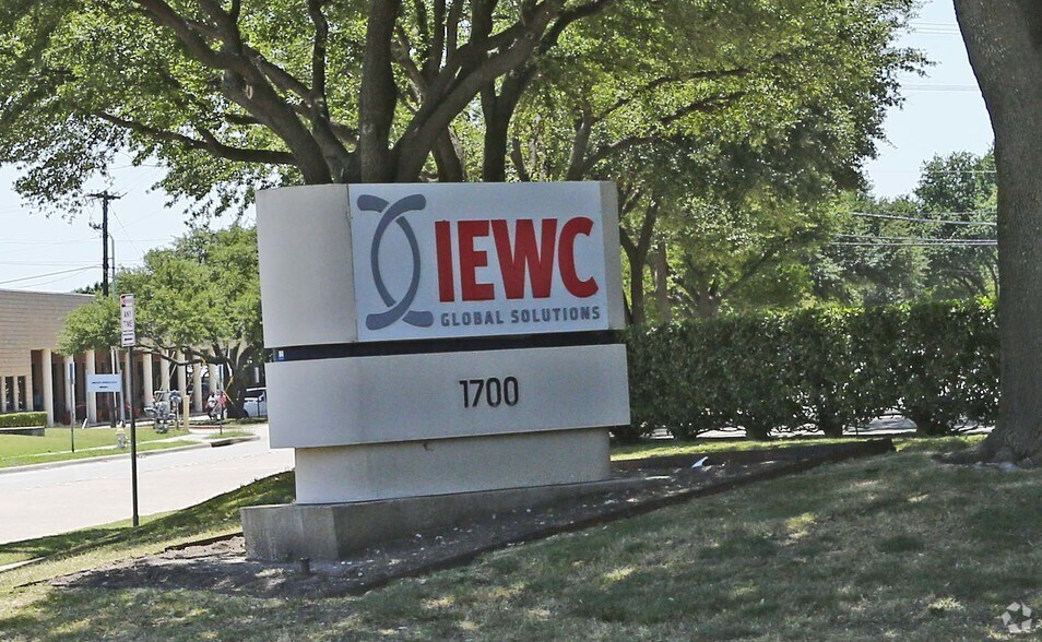 More Photos Of 1700 Summit Ave, Plano Warehouse For Lease