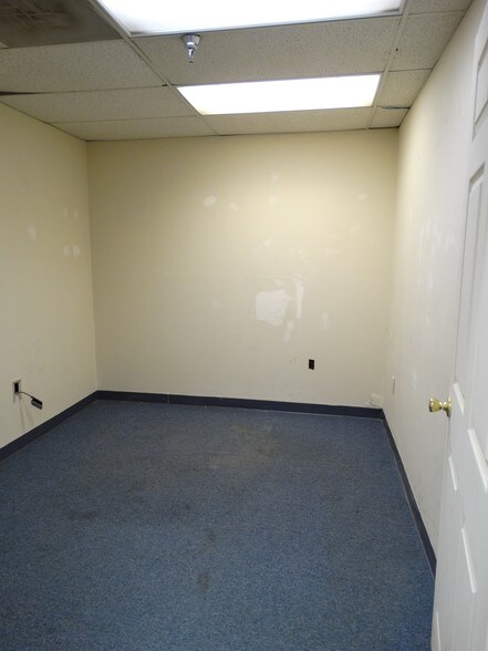 More Photos Of 8433 Backlick Rd, Lorton Flex For Lease