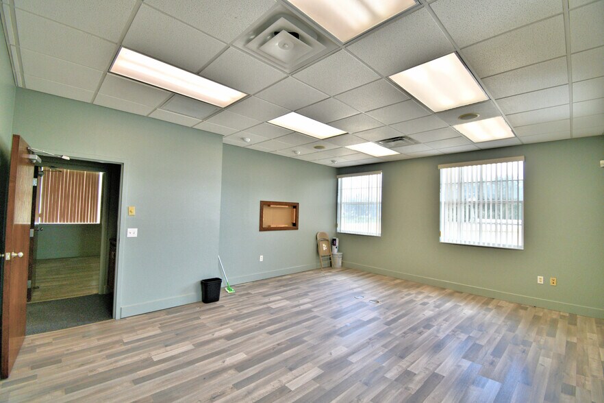 More Photos Of 43344 Highway 27, Davenport Coworking Space