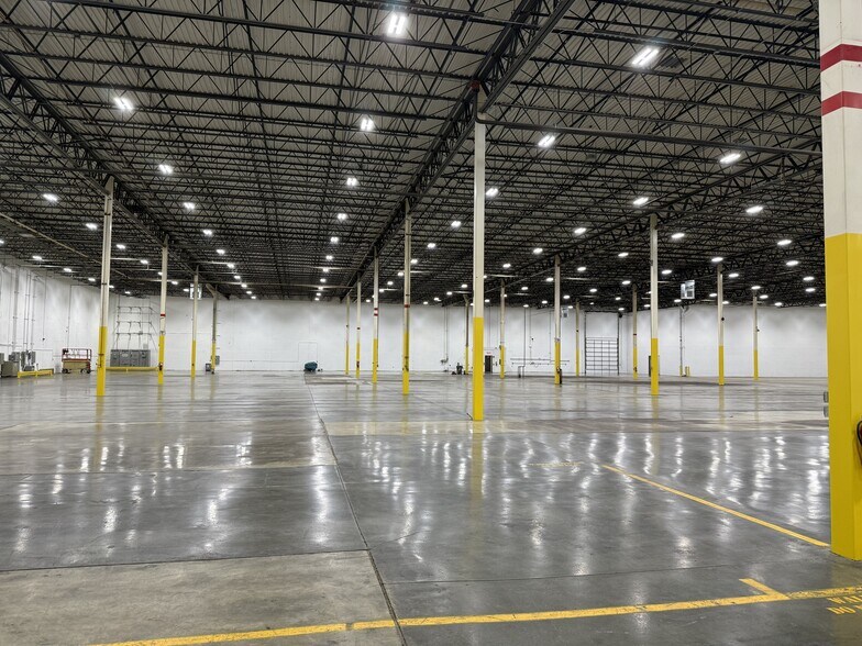 More Photos Of 6721 W 73rd St, Bedford Park Manufacturing For Sale