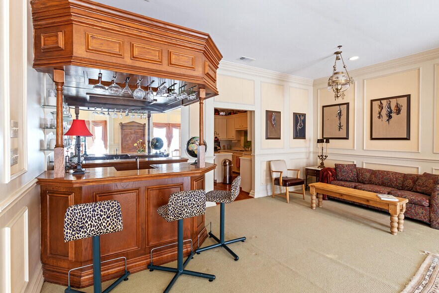 More Photos Of 4819 Broadway St, Addison Office Residential For Lease