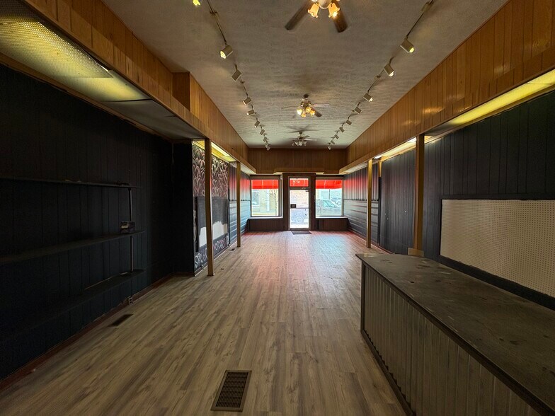 More Photos Of 106 S Springfield St, Saint Paris Office For Lease