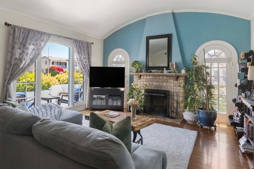 More Photos Of 1569 S Orange Grove Ave, Los Angeles Apartments For Sale